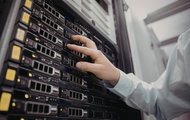 Cloud dan On Premise Server Deployment untuk Data Industri
