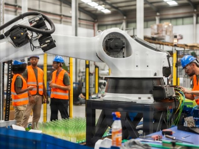 Tim engineer project squad ICI Automation sedang melakukan commissioning dan testing sistem lengan robotik otomasi industri