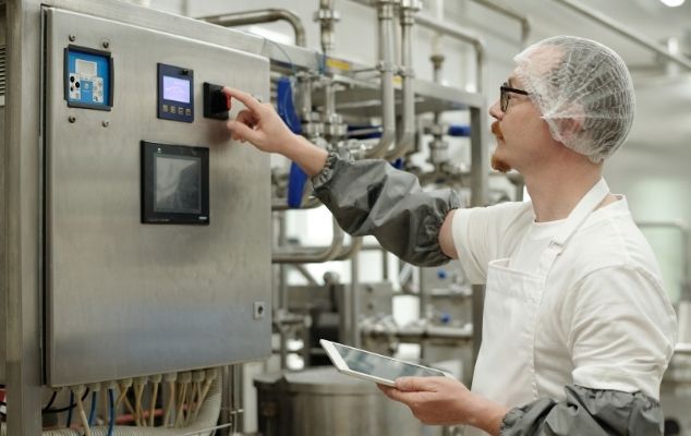 Operator memantau parameter suhu dan kelembaban ruangan produksi melalui layar HMI panel tata udara