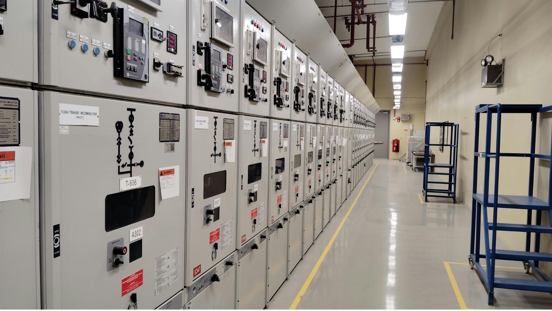 Deretan instalasi panel switchgear dan motor control center utilitas industri berkapasitas tinggi oleh ICI Automation