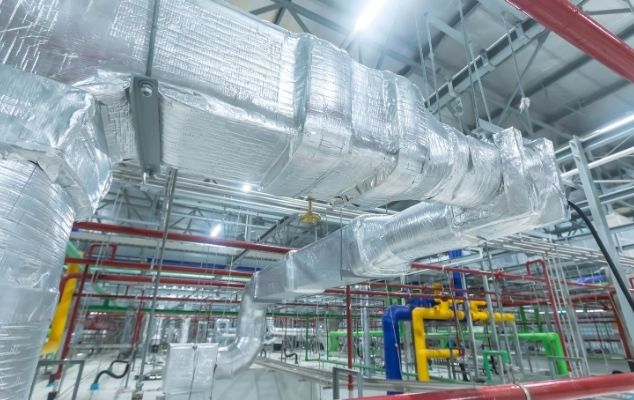 Jaringan instalasi ducting AHU dan sistem ventilasi udara industri terintegrasi otomasi VFD