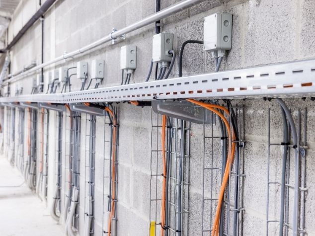 Instalasi mass panel wiring dan penarikan kabel industri di area cable tray oleh teknisi project squad ICI Automation