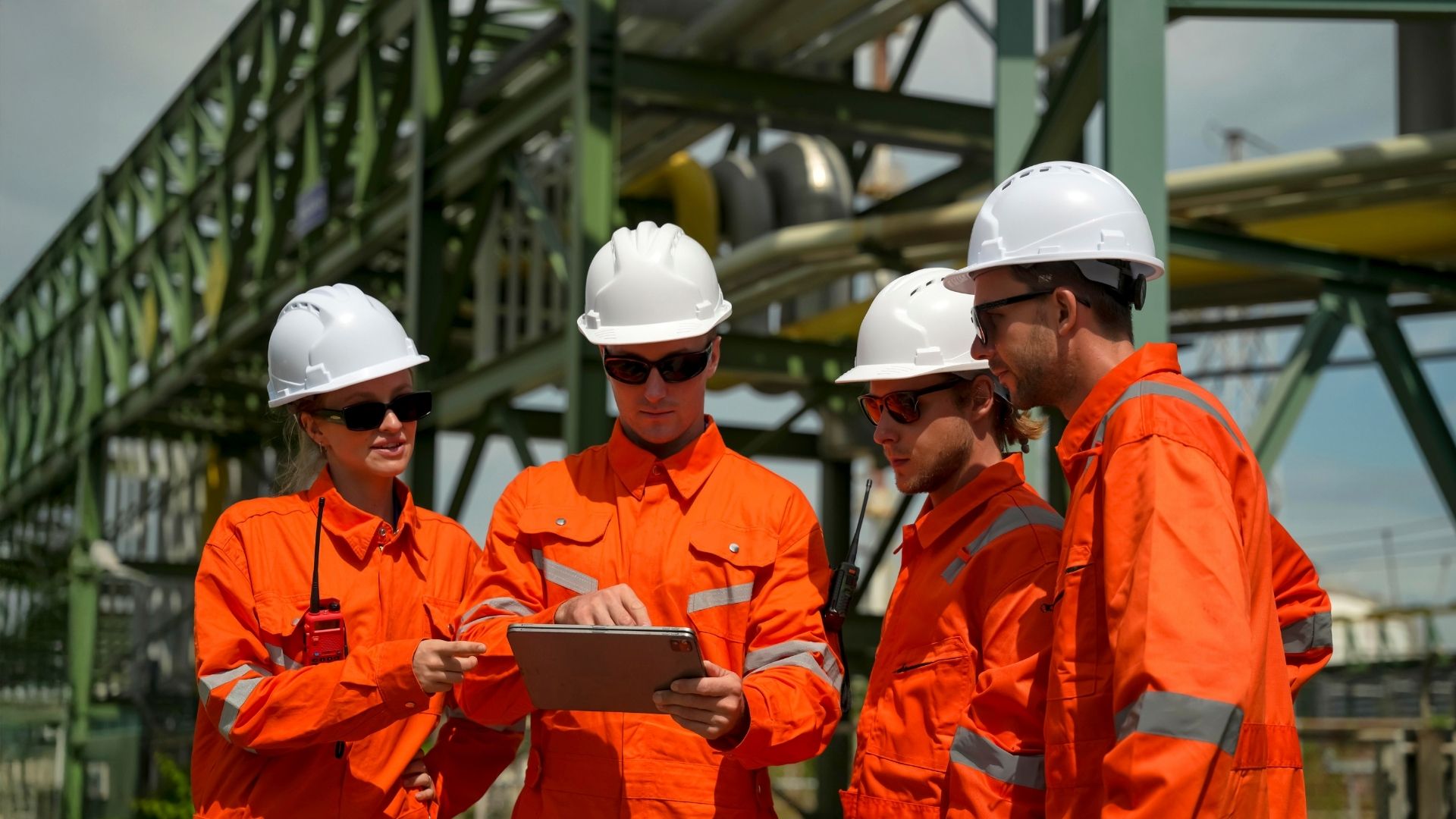 Tim project squad support dan engineer ICI Automation dengan seragam K3 lengkap sedang berkoordinasi di lapangan untuk eksekusi proyek pabrik
