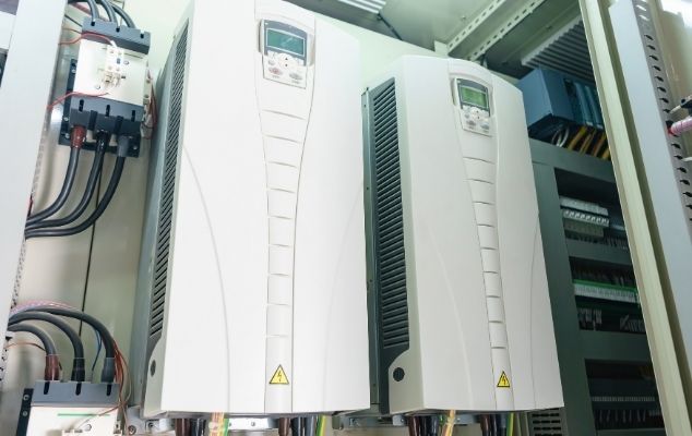 Instalasi unit Inverter VFD di dalam panel kontrol motor industri oleh ICI Automation