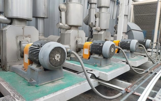 Instalasi motor mekanis dan pompa industri terintegrasi sistem kontrol Inverter VFD