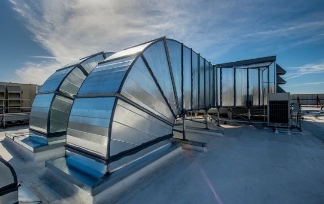 Instalasi jaringan ducting HVAC dan sistem tata udara terpusat untuk fasilitas industri