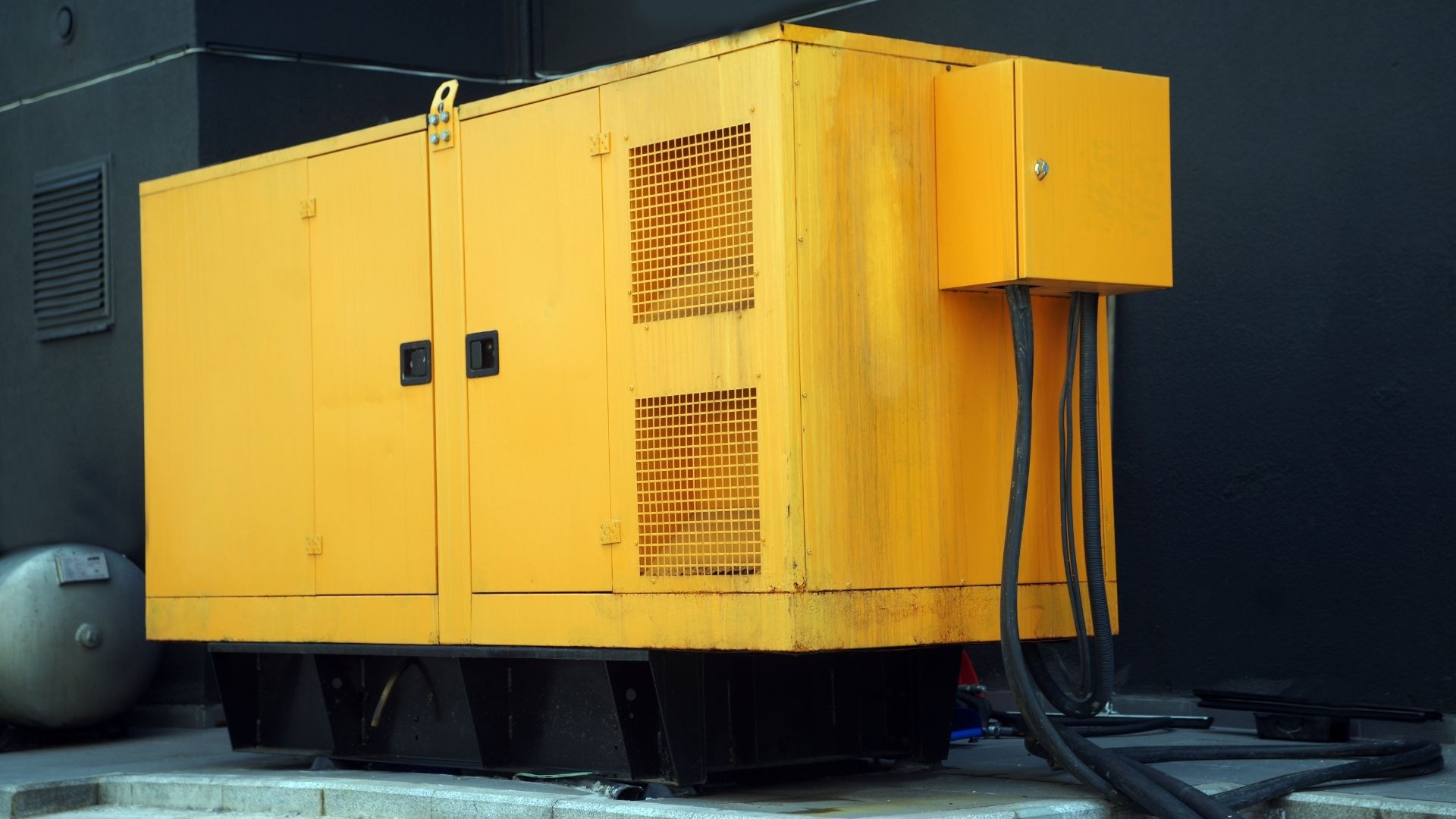 Unit genset industri kapasitas besar untuk sistem sinkronisasi dan backup daya pabrik oleh ICI Automation