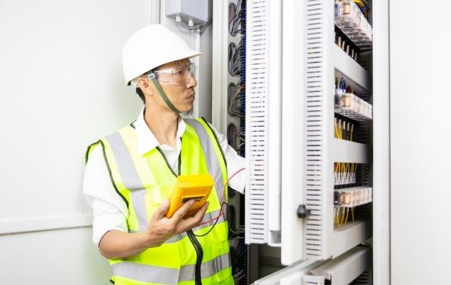 Pengujian elektrikal pada panel kontrol menggunakan alat ukur presisi untuk memeriksa isolasi, kontinuitas grounding, dan kestabilan tegangan.