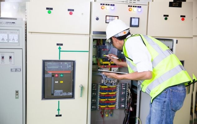 Teknisi ahli melakukan pemeriksaan visual pada panel kontrol, memastikan torsi baut, pelabelan kabel, dan kerapian jalur sesuai dengan blueprint engineering