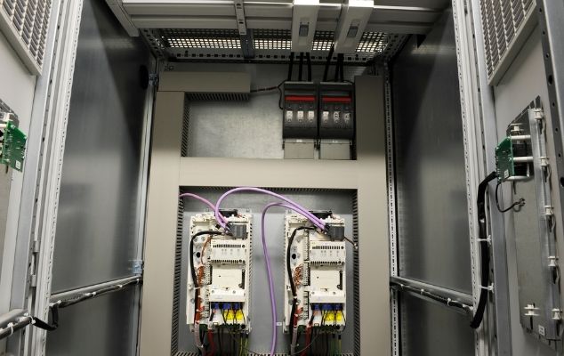 Pemasangan dan konfigurasi sistem motion control serta inverter drive pada panel industri presisi