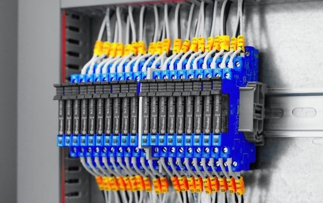 Detail wiring terminal kontrol industri dengan pengelompokan komponen yang sistematis dan aman