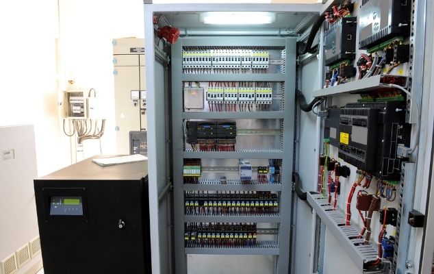 Instalasi IoT Gateway enclosure dan rak kontrol untuk mendukung sistem monitoring pabrik pintar (Smart Factory)