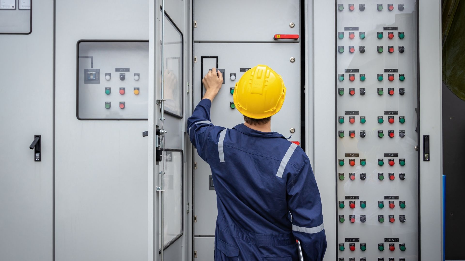 Tenaga ahli ICI Automation sedang melakukan pengecekan panel kontrol industri untuk memastikan zero downtime di lini produksi