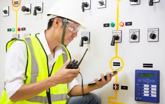 Simulasi logika kontrol PLC dan pengujian komunikasi HMI secara real-time untuk memastikan fungsi sistem berjalan sesuai algoritma yang diinginkan