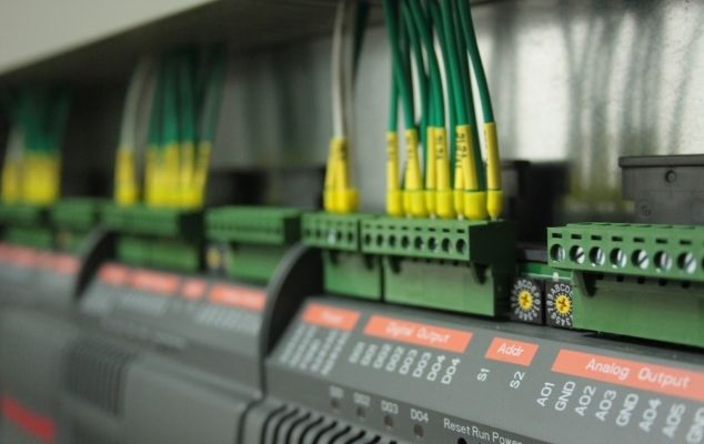Integrasi modul input/output (I/O) analog dan digital pada sistem kontrol PLC untuk komunikasi sensor