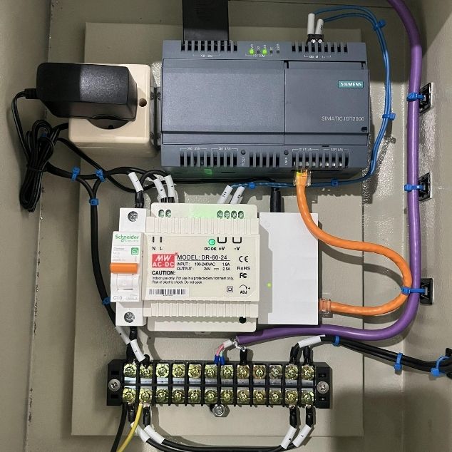 Perakitan dan instalasi panel IoT Gateway menggunakan PLC Siemens dan power supply untuk sistem Energy Monitoring System di pabrik PT AICA.