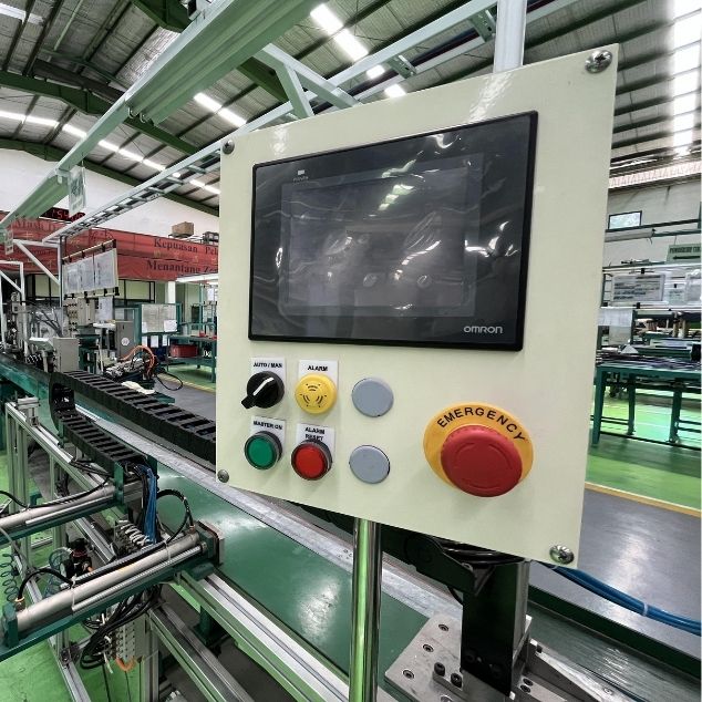 Instalasi antarmuka panel kontrol HMI Omron dan tombol operasional pada mesin cutting PT Cable Tech.