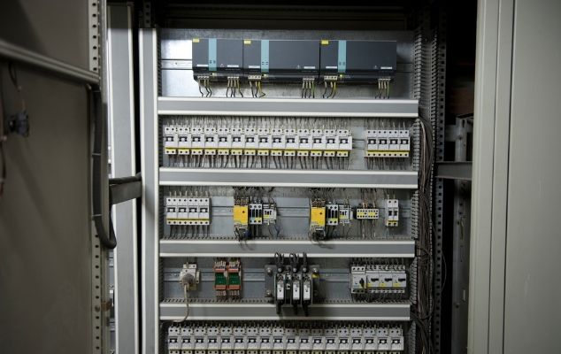 Panel otomasi PLC industri dengan komponen lengkap hasil fabrikasi PT Industrial Control Indonesia