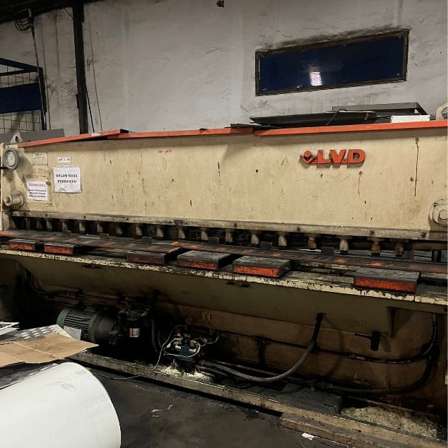 Mesin pemotong plat baja LVD di lini fabrikasi PT Alpine Cool Utama