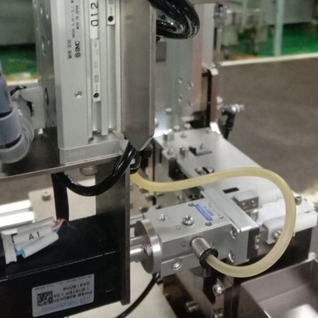 Sinkronisasi respons aktuator pneumatik dan mekanikal dengan instruksi sistem kendali PLC pada lini produksi PT NSK.