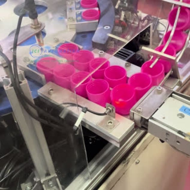 Sistem automatic feeder botol kosmetik untuk meningkatkan throughput produksi di PT Mandom Indonesia.