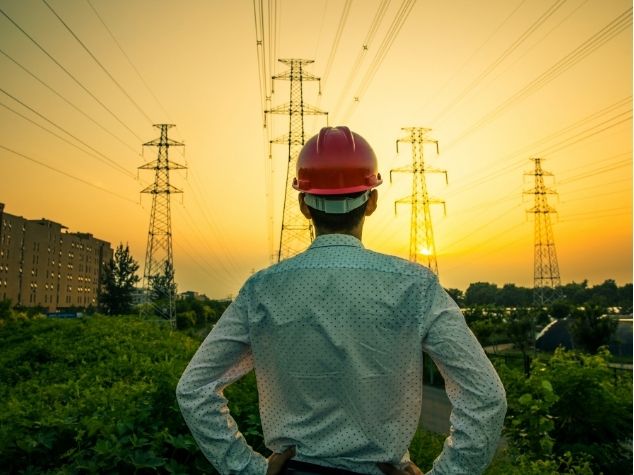 Insinyur ICI Automation meninjau jaringan transmisi kelistrikan tegangan tinggi untuk perencanaan sistem manajemen dan distribusi daya terpusat