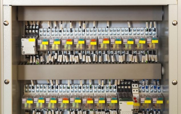 Rangkaian relay dan sistem proteksi elektrikal pada panel distribusi tegangan rendah hasil rakitan ICI Automation
