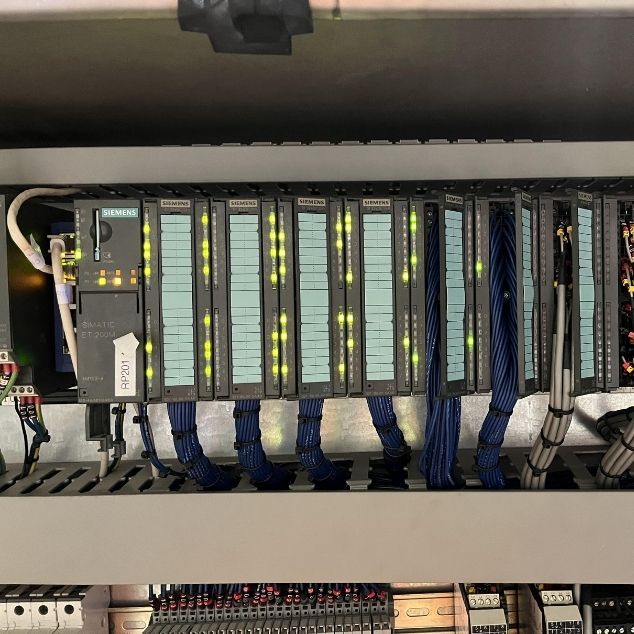 Pemeriksaan panel kawalan utama dan modul I/O teragih Siemens SIMATIC ET 200M pada barisan pengeluaran PT Anugrah Mutu Bersama.